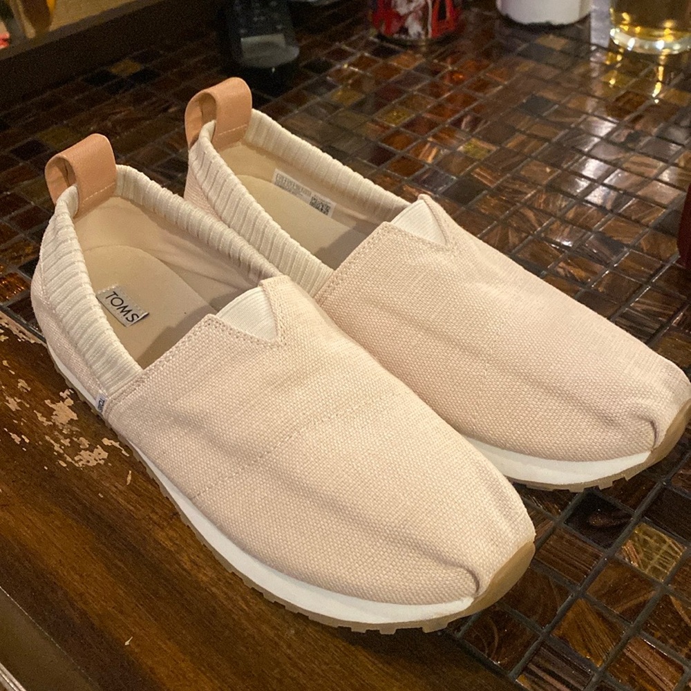 Tom’s slip on Size 7.5, peachy cream color